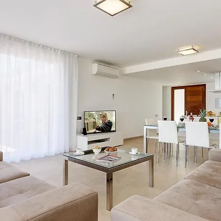 Cala'n Blanes Sleeps 9 Pool Air Con Wifi Villa